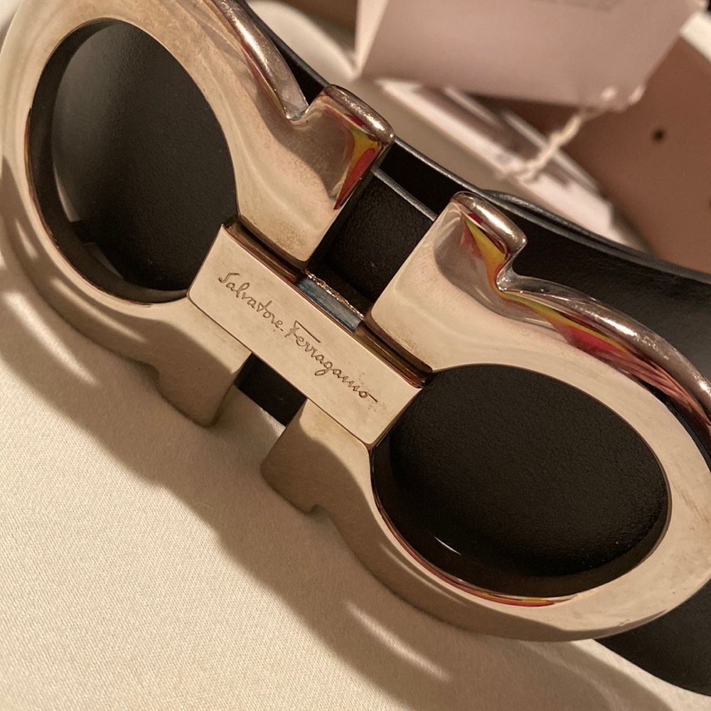 SALVATORE FERRAGAMO silver tone belt with Gancini buckle and black leather strap